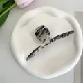 Detail of marble pattern acetate hair claw clip on decorative plate with pink tulip - Grey White Texture