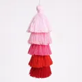 Vijflaagse polyester kwastjeshanger met rood-roze gradiënt en ophanglusje - Roze Gradiënt