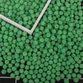 Perles rondes en ABS vert avec trous pour la création de bijoux et accessoires DIY - Texture de Myrique / Diamètre 10mm (100 Pièces/Pack) / Vert Herbe