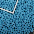 Perles DIY bleu roi avec surface texturée et trous pré-percés pour création de bijoux - Texture de Myrique / Diamètre 10mm (100 Pièces/Pack) / Bleu lac