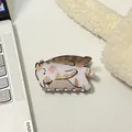 Graziosa pinza per capelli in acrilico con gatto bianco e arancione su tavolo bianco - Gatto a Strisce Arancioni