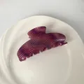 Pinza de pelo grande de acetato en violeta oscuro con ondas y purpurina suave - Rojo Hilo Dorado