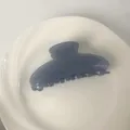 Pinza para el cabello grande azul gris mate con purpurina fina en un cuenco de cerámica - Brillo Azul
