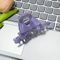 Pinza per capelli con fiocco viola e trama marmorizzata su una tastiera - Viola