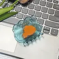 Blauwe wolkvormige haarklem met oranje goudvisontwerp en kristallen oogdetail - Blauw Groot