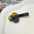 Handgefertigte Rosen-Haarspange aus Acetat in Schildpatt-Blau auf einem Tablett - Blau Kaffee