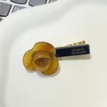 Bernsteinfarbene Rosen-Haarspange aus Acetat mit Golddruck und Metall-Entenschnabel-Clip - Karamell