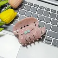 Pinza para el pelo de perro en acetato rosa con lazo azul sobre un teclado - Rosa