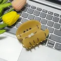 Pinza para el pelo de acetato con forma de perro caramelo y lazo blanco en teclado - Naranja