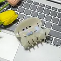 Pinza de pelo de perro blanco perlado con lazo azul sobre teclado de laptop - Blanco Sirena