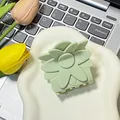 Pinza para el pelo con flor verde claro en acetato sobre bandeja cerámica blanca - Verde