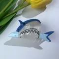 Primer plano de una pinza para el cabello con forma de tiburón azul y blanco en acetato - Tiburón