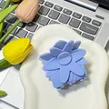 Pince à cheveux fleur bleu pervenche en acétate avec une finition mate élégante - Bleu