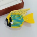 Détail d'une pince à cheveux poisson tropical avec motifs jaunes et bleus en acétate - Poisson Jaune
