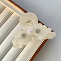 Detail der cremefarbenen Acetat-Haarklammer mit floralen Strassmustern und Perle - Meerjungfrau Perlenakzent
