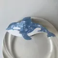 Blauw en witte marmeren acetaat orka walvis haarklem met gedetailleerd rugvin ontwerp - Lichtblauwe Orka