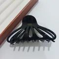 Dettaglio della pinza per capelli nera lucida con scritta logo dorata France Handmade - 11cm / Nero