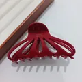 Dettaglio della molletta rossa con logo France Handmade dorato sulla superficie interna - 11cm / Rosso
