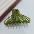 Detailansicht der grünen Haarklammer aus Acetat mit France Handmade-Gravur im Schildpatt-Look - 11cm / Dunkelgrün