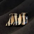 Détail de la pince à cheveux écaille de tortue avec motif M et texte doré à la main - Brun Roche (environ 10 Cm)
