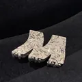 Gros plan d'une pince à cheveux en acétate marbré avec détail M strass et gravure France - Marble