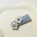 Fermaglio azzurro con fiori perlacei e strass viola dal design raffinato - 5cm / Fiore Blu