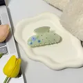 Eleganter hellgrüner Acetat-Haarclip mit Blumenmuster und Strasssteinen verzierung. - Acetat Blumen-Stil / Grün-Blau Blumig
