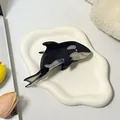 Haarklammer in Schwertwal-Form aus Acetat mit schwarz-weißer Marmorierung und Strass - 13.5cm / Schwarzer Schwertwal