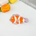 Detalle de una pinza para el pelo de pez payaso en acetato con rayas naranjas - Pez Payaso
