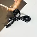 Gros plan détaillé de la pince à cheveux en résine noire à pois blancs et dents denses - Style Nœud Papillon / 12*6cm / Noir