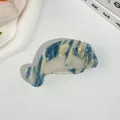 Detailopname van lamantijn haarklem van acetaat met blauw marmeren patroon en textuur - Zeekoe Vorm / Blauw Marmer