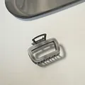Pinza per capelli quadrata in acetato di cellulosa taupe opaco con base in metallo grigio - Stile Quadrato Vuoto / 6.5x5cm / Grigio