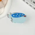 Vue détaillée d'une pince à cheveux poisson-globe bleue en acide acétique sur fond blanc - Poisson Globe / 8.5x5cm / Bleu