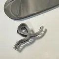 Elegante molletta per capelli grande in acetato grigio traslucido con design a spirale - Incrociato / 11.5x5cm / Grigio