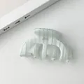 Nahaufnahme der Haarspange aus grünem Acetat mit Marmormuster und goldener Aufschrift - 9.5*5.5cm, 36g / Hellblau Gestreift