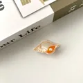 Pince à cheveux en forme de conque perle crème et orange design océanique - Petit Conch / 2cm