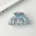 Detaillierte Makroansicht der Acetat-Haarklammer mit Marmortextur und rutschfesten Zähnen - 9.5*5.5cm, 36g / Blau
