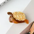 Dettaglio di un fermaglio per capelli a tartaruga con texture acetato e linee d'oro - Stile Tartaruga / Marrone