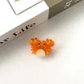 Pince à cheveux crabe orange en acétate avec des détails rayés crème élégants - Petit Crabe / 2cm