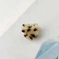Nahaufnahme der Mini-Haarklammer mit Schildpatt-Muster aus Acetat in Cremeweiß - Helles Schildpatt