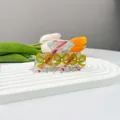 Detalle de la pinza para el pelo de acrílico con lazos de colores y perlas blancas - Lazo Naranja