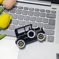 Molla per capelli in acetato a forma di auto d'epoca su tastiera di laptop - Auto d'Epoca / Nero