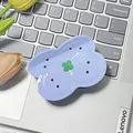 Supporto per telefono viola a nuvola con quadrifoglio verde su laptop - Sveglia Fiore Blu