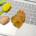 Pince à cheveux lapin ambre mignonne avec carotte sur un clavier d'ordinateur portable - Lapin Carotte Café