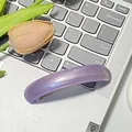 Fermaglio per capelli viola effetto marmo appoggiato sulla tastiera di un laptop - Viola