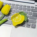 Simpatico fermaglio per capelli a forma di limone in acetato giallo con foglie verdi - Stile Forma a Fetta di Limone / Limone Giallo