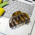 Große Haarklammer aus bernsteinfarbenem Harz mit Leopardenmuster auf einem Laptop - 11cm / Kaffeegrün