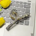 Eleganter Haarklammer mit schwarz-weißem Blumenmuster auf einer Laptoptastatur - Premium Schwarz-Weiße Punkte