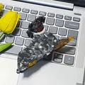 Elegante molletta per capelli a forma di cane Rottweiler su tastiera di laptop - Stile Cane a Trama Marmorea / Rottweiler