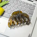 Große Vintage Haarklammer mit Schildpattmuster auf einem grauen Laptop liegend - 11cm / Blau-Braun